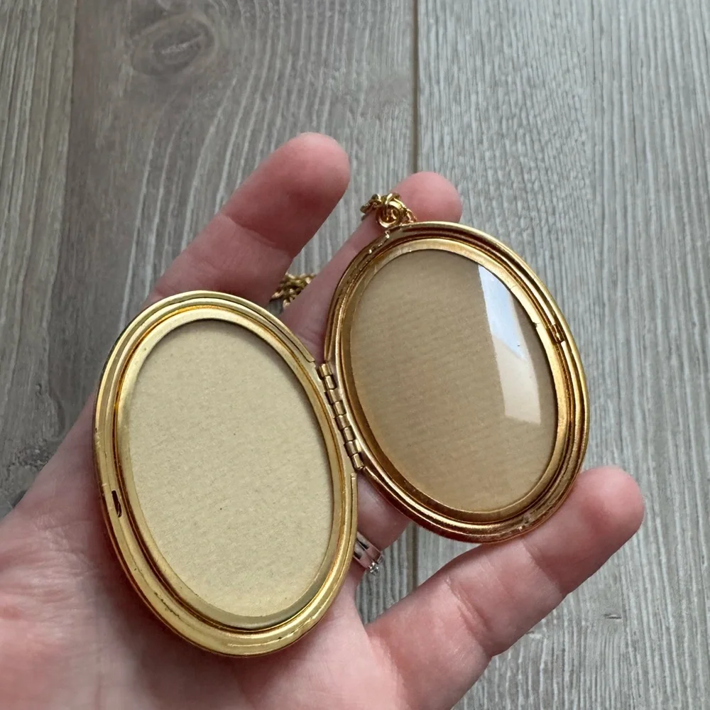 Vintage Large Gold Detailed Oval Double Photo Costume Locket Pendant Antique - Picture 3 of 3